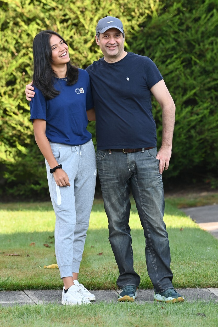 Imagini rare cu Emma Răducanu și tatăl ei român. Sportiva s-a întors acasă după victoria de la US Open. GALERIE FOTO - Imaginea 1