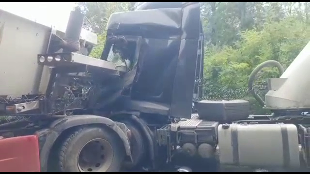 Trei TIR-uri s-au ciocnit pe o șosea din Dâmbovița. Doi dintre șoferi au fost răniți