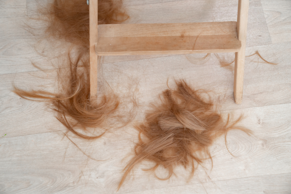 O fetiță s-a întors de la școală cu părul tuns de o profesoară. Tatăl cere despăgubiri de 1 milion de dolari