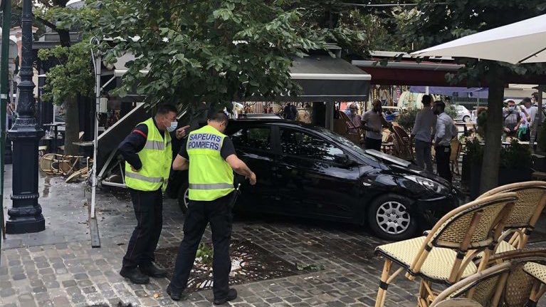 Şase persoane au fost rănite după ce o maşină a intrat într-o terasă aglomerată, în Franța