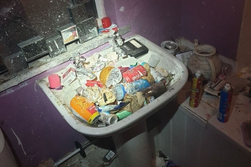 Șase copii din Marea Britanie au trăit într-o adevărată ”casă a groazei”, în mizerie și gunoaie