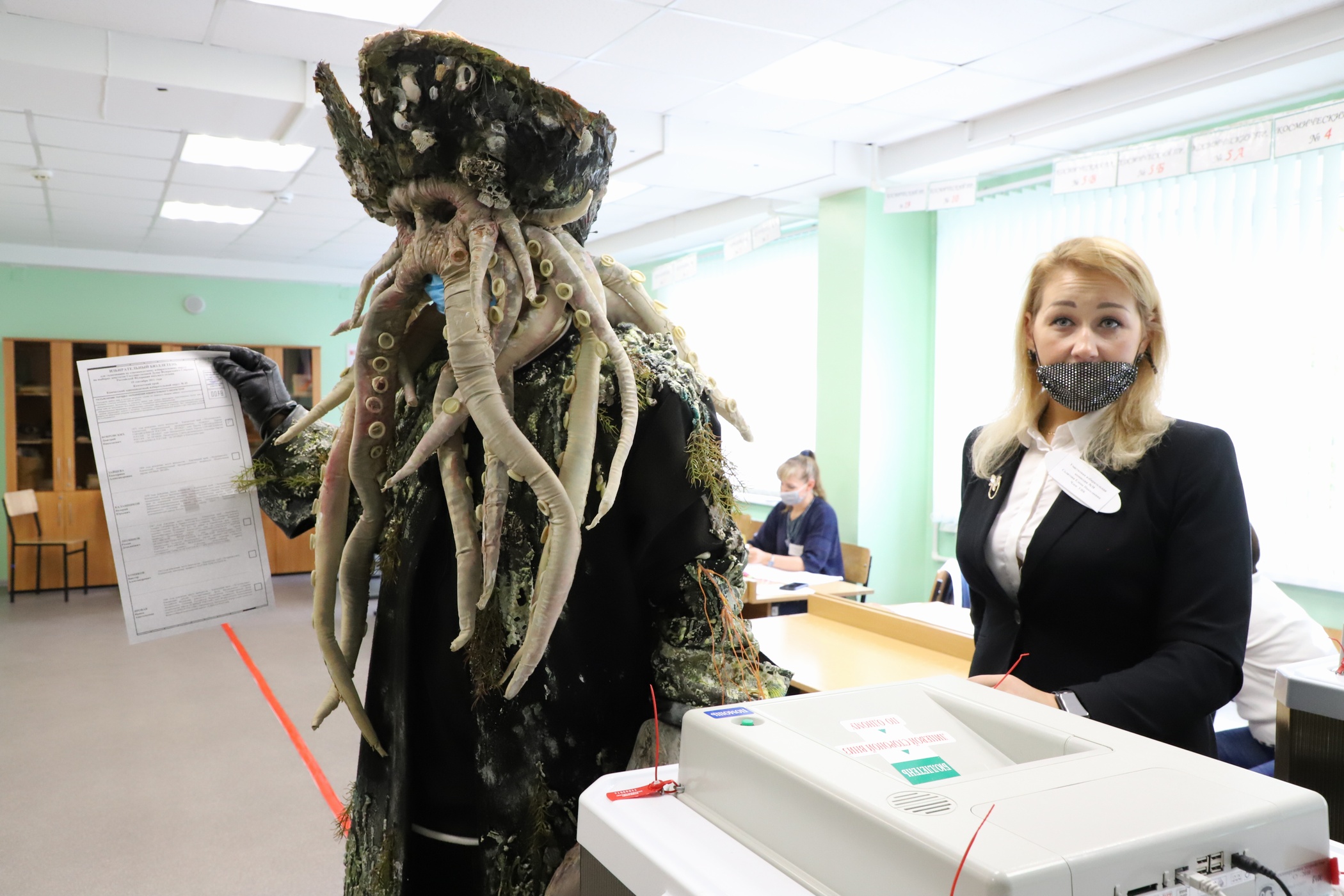 Alegeri în Rusia. Un bărbat a venit să voteze îmbrăcat ca în ”Pirații din Caraibe”