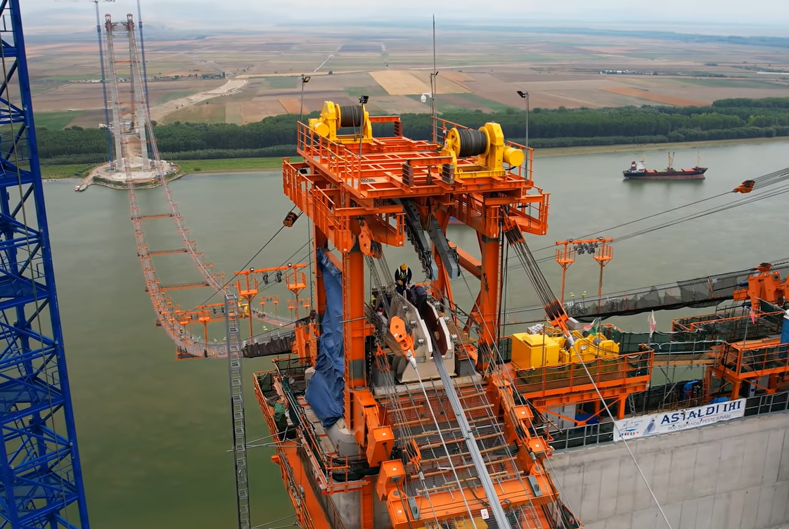 Cablul principal al podului peste Dunăre de la Brăila a fost montat. Imagini de la lucrările celui mai scump pod din România