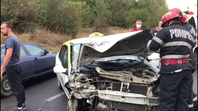 Accident grav în Târgoviște. Un taxi a fost lovit violent de o șoferiță