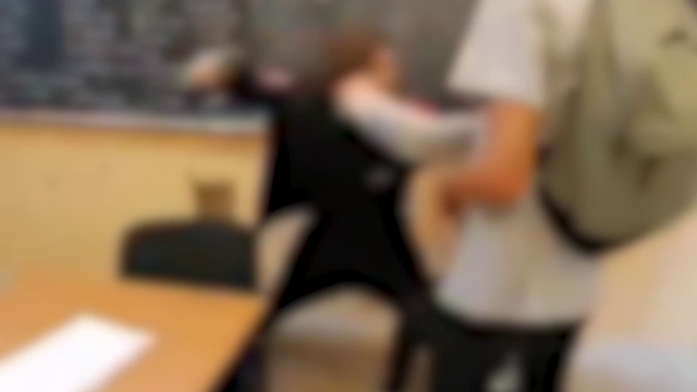 Un elev a fost snopit în bătaie, într-o sală de clasă, după ce a refuzat să închidă o ușă. Școala a început o anchetă