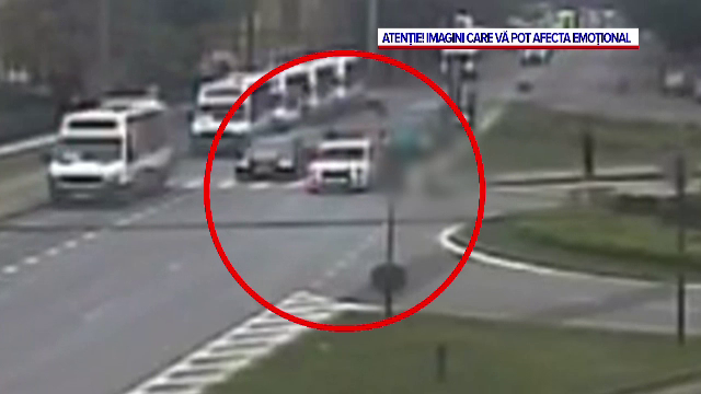 VIDEO. Momentul în care un pieton care trece pe roșu este lovit de o mașină, la Timișoara