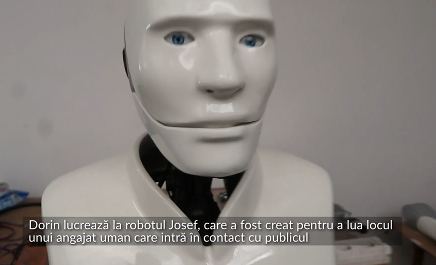 VIDEO Un orădean lucrează la un robot menit să ia locul unui angajat uman care intră în contact cu publicul