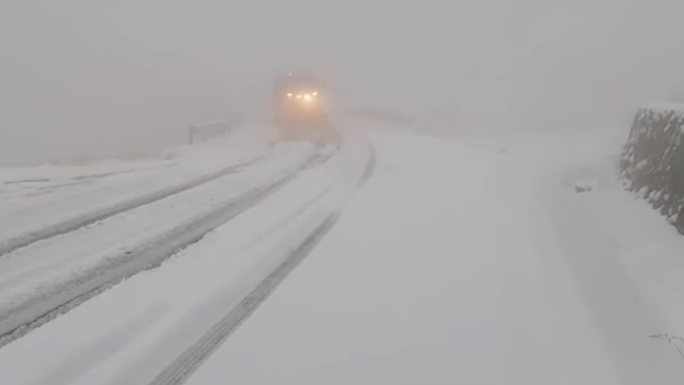 Strat de zăpadă de 10 centimetri pe Transfăgărăşan. Cum se circulă în zonă. VIDEO