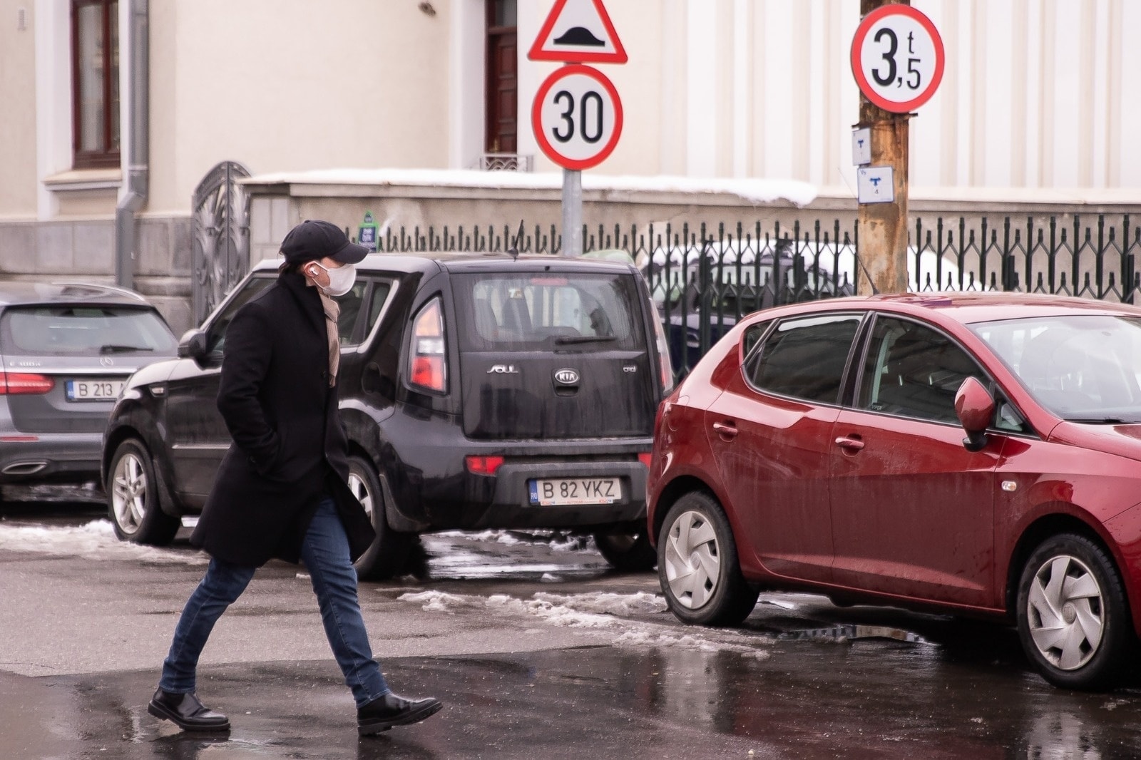 Surse: Incident auto cu o mașină din coloana oficială a premierului Cîțu, la Vâlcea