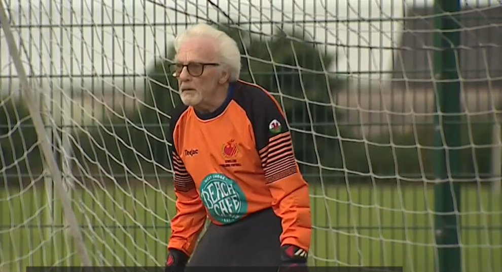 VIDEO Povestea bărbatului care refuză să îmbătrânească. La 88 de ani încă este portarul echipei locale de fotbal