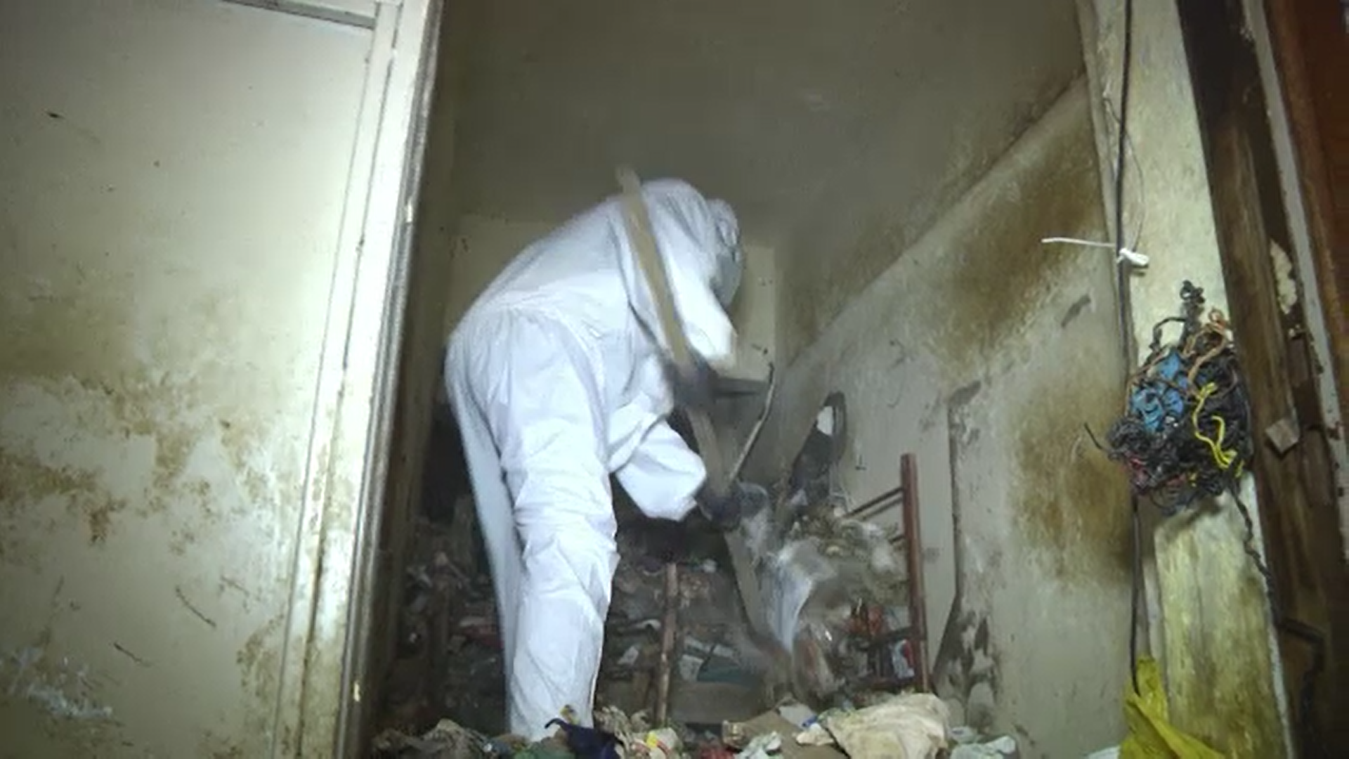 O pensionară din Târgovişte şi-a umplut apartamentul de 4 camere cu gunoaie până la tavan