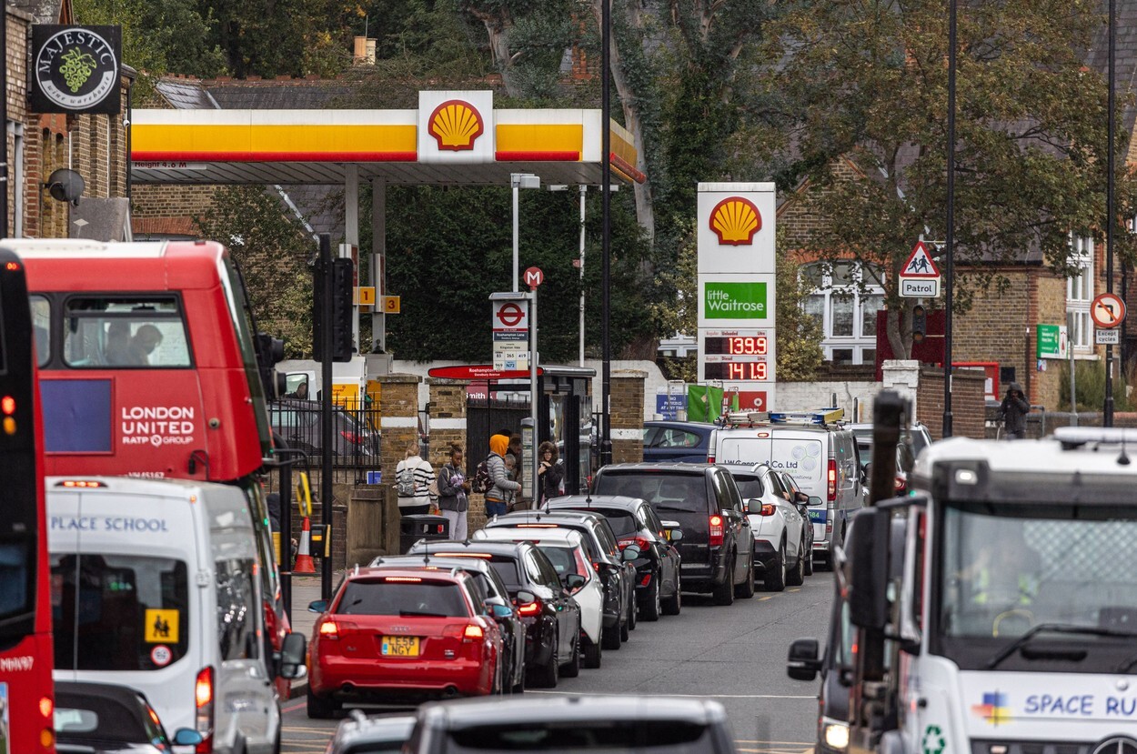 Benzina a început să fie distribuită cu rația în UK. Cozi uriașe la pompe. FOTO - Imaginea 5