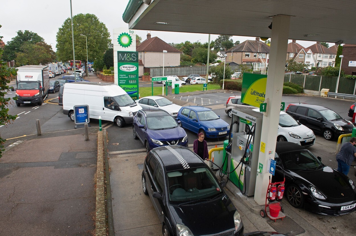 Benzina a început să fie distribuită cu rația în UK. Cozi uriașe la pompe. FOTO - Imaginea 8