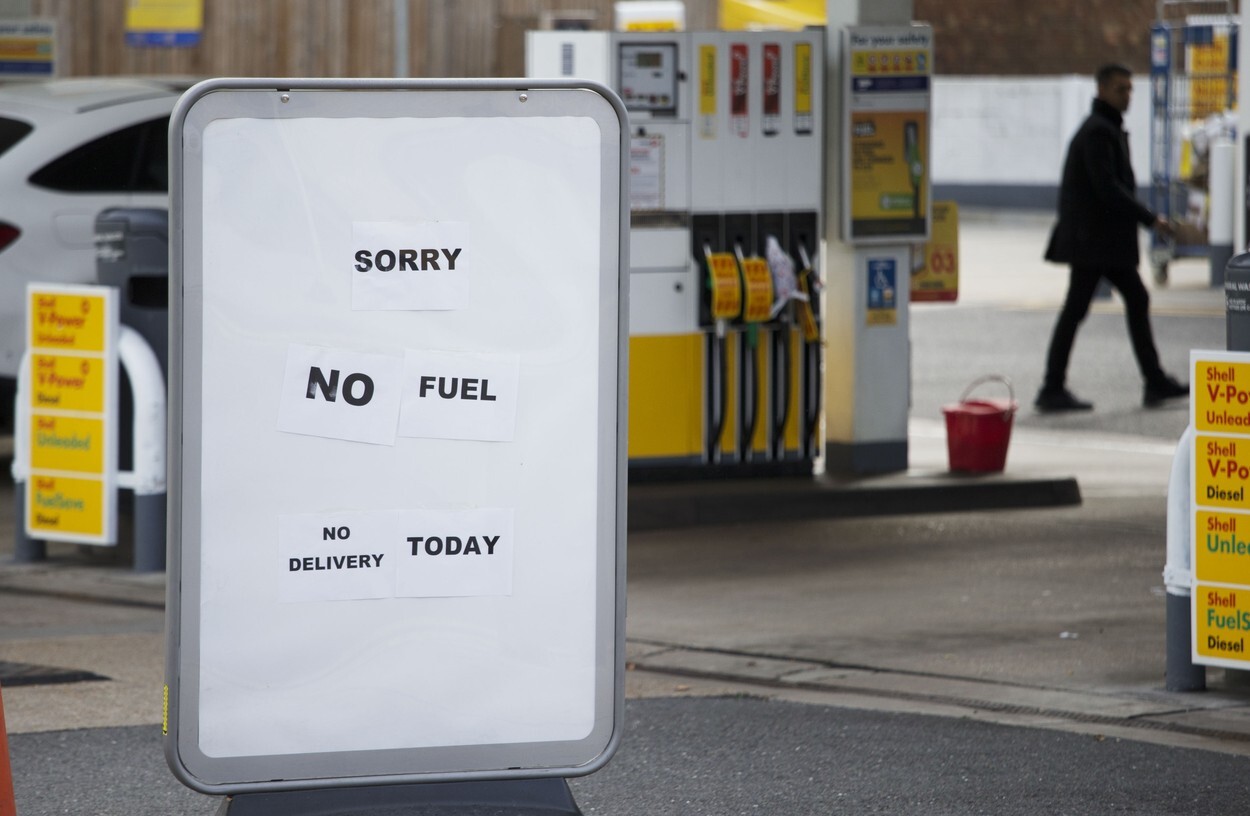 Benzina a început să fie distribuită cu rația în UK. Cozi uriașe la pompe. FOTO - Imaginea 10