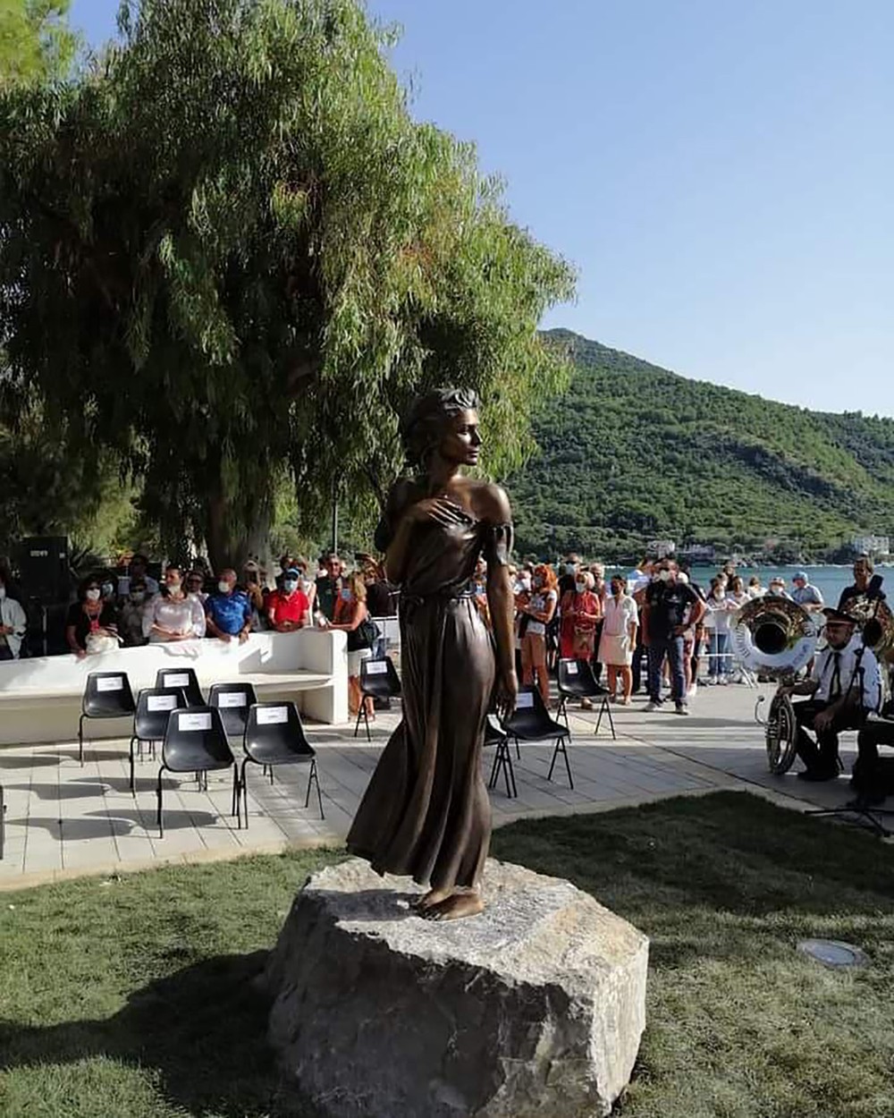 Scandal în Italia din cauza statuii unei femei îmbrăcate sumar. Politicienii cer demolarea acesteia: ”Este o ofensă”