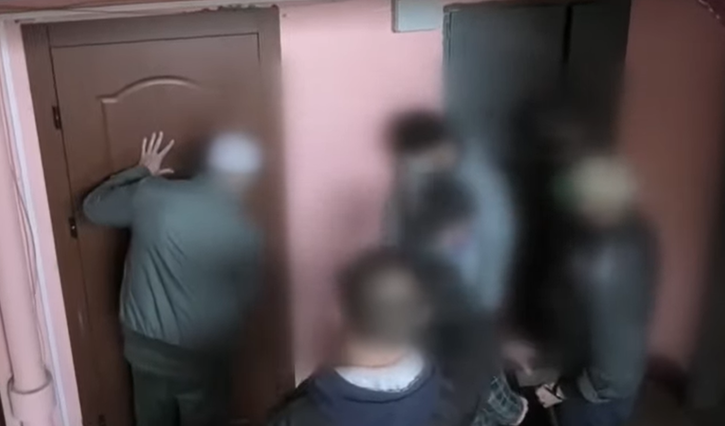 VIDEO Momentul șocant în care un bărbat din Belarus este împușcat mortal de ofițerii KGB. Acesta era suspect de terorism