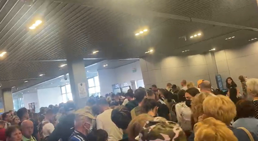 Blue Air suspends all flights from Romania.  Images of chaos in airports |  PHOTO GALLERY - Image 7