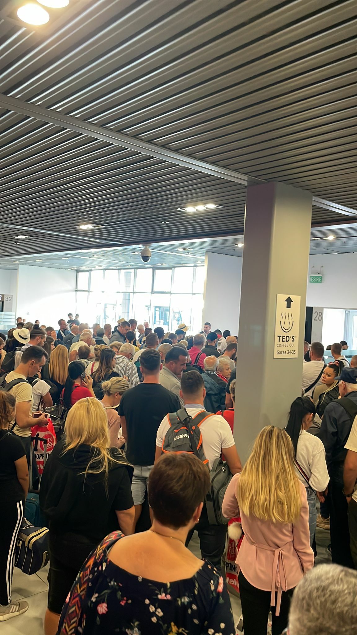 Blue Air suspends all flights from Romania.  Images of chaos in airports |  PHOTO GALLERY - Image 2