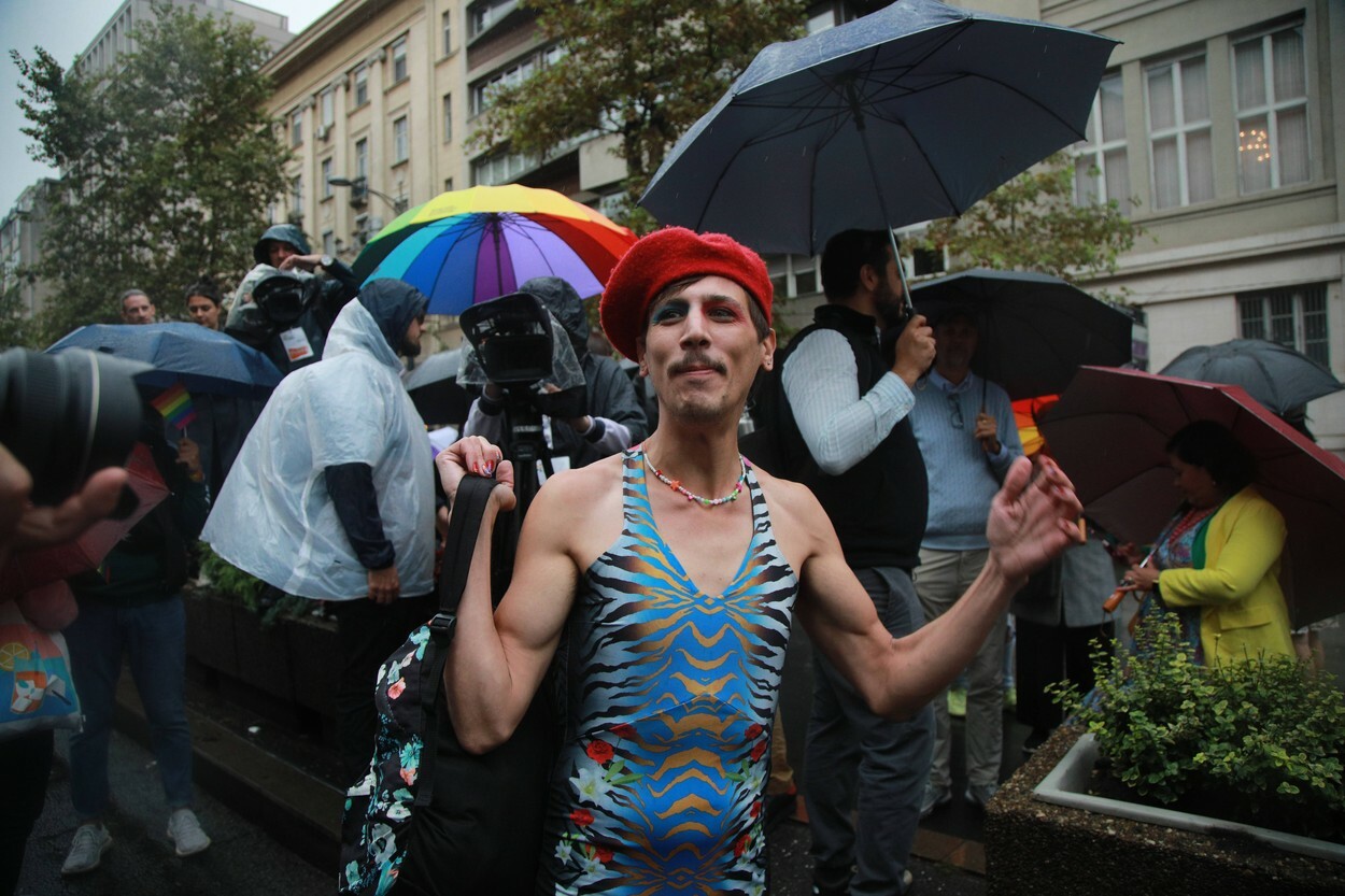 Serious incidents in Belgrade at the LGBTQ march, organized despite the authorities' ban.  PHOTO and VIDEO GALLERY - Image 6