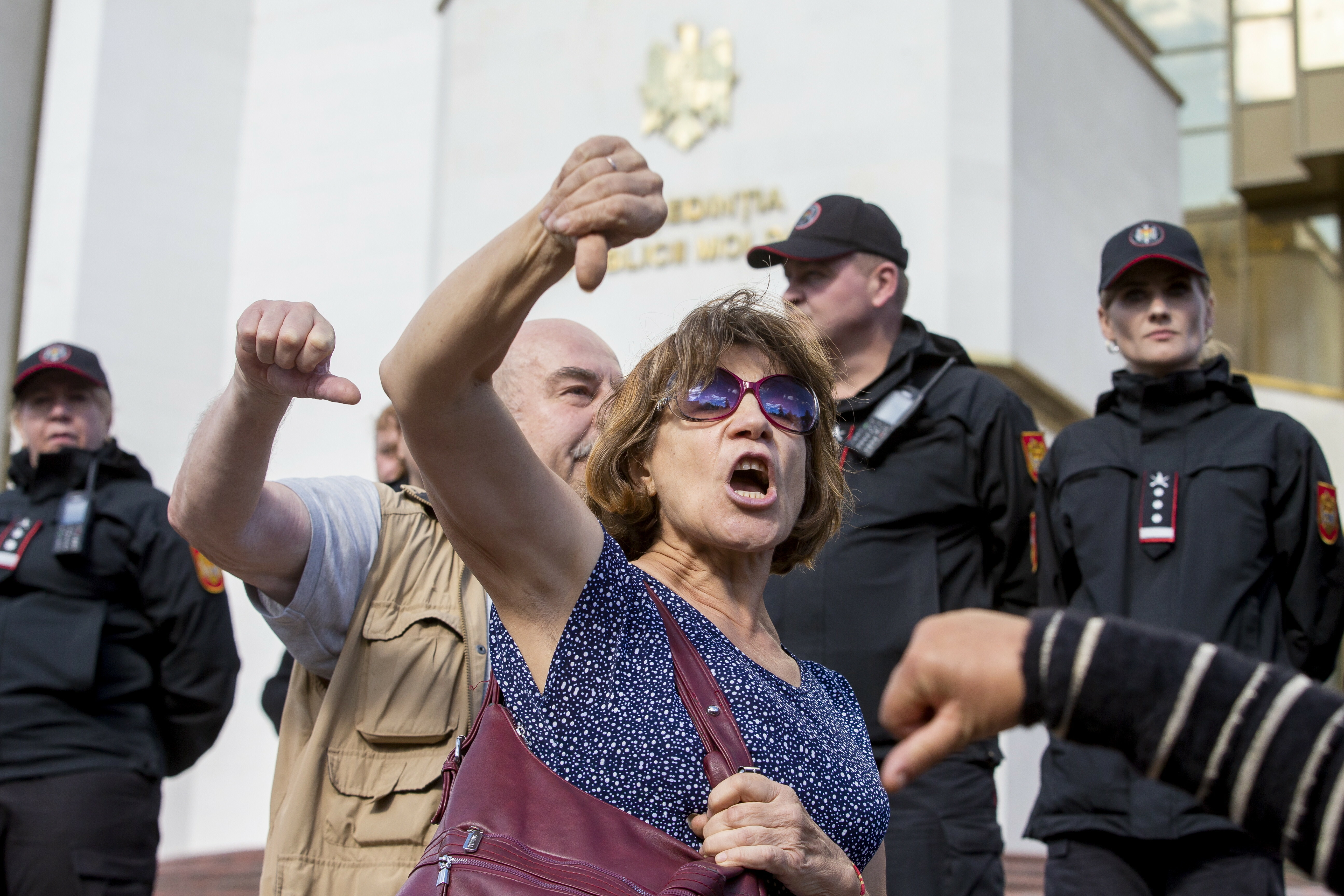 Διαδηλώσεις με χιλιάδες κόσμου στο Κισινάου, που οργάνωσε η αντιπολίτευση.  Οι διαδηλωτές ζήτησαν την παραίτηση της κυβέρνησης και της Maia Sandu - Εικόνα 9