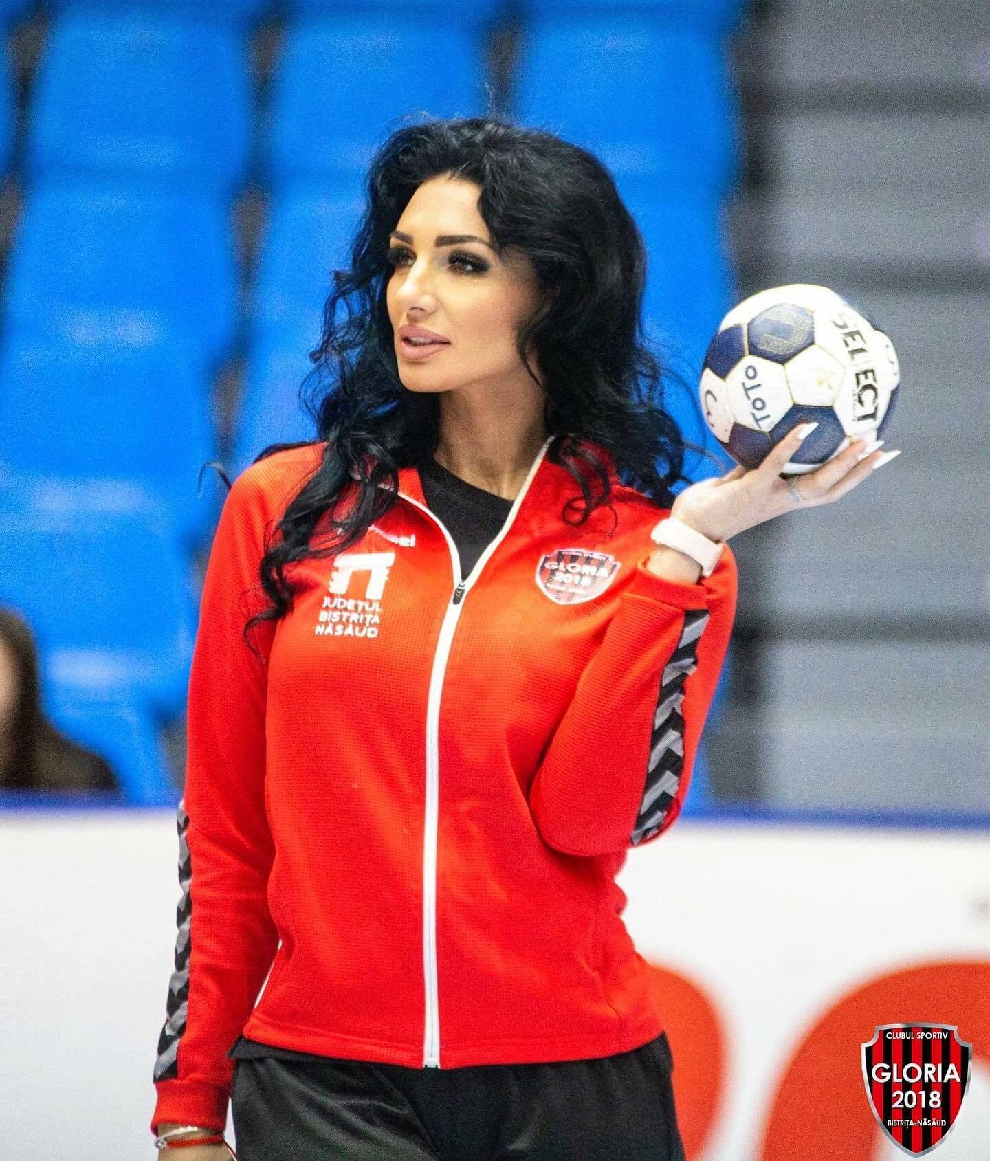 Cea mai sexy antrenoare de handbal din România se retrage: Mi-e scârbă și îmi ajunge! | GALERIE FOTO - Imaginea 17