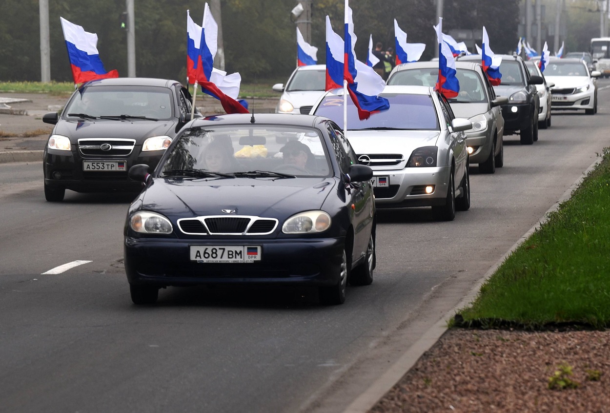 Separatiștii pro-ruși din Donețk sunt în sărbătoare. Oamenii au ieșit pe străzi și au fluturat drapelul Rusiei | GALERIE FOTO - Imaginea 1