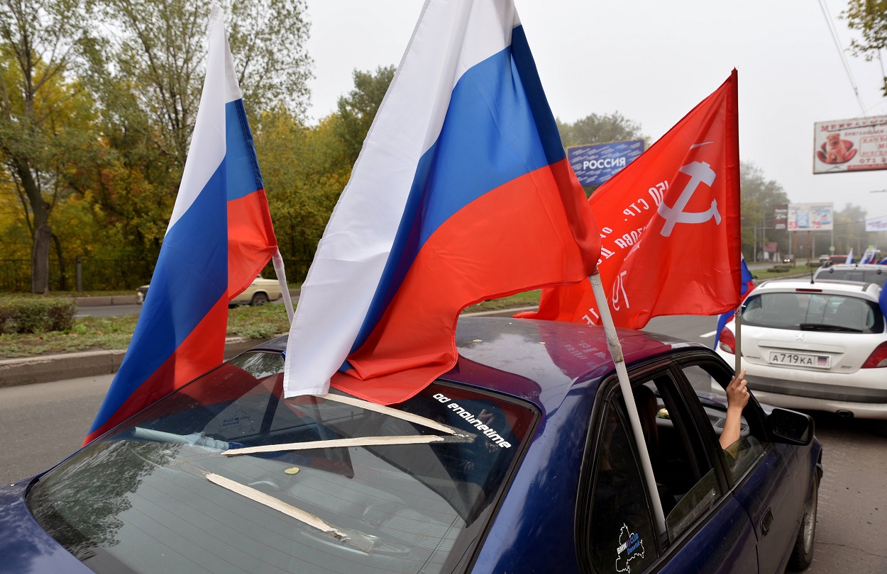 Separatiștii pro-ruși din Donețk sunt în sărbătoare. Oamenii au ieșit pe străzi și au fluturat drapelul Rusiei | GALERIE FOTO - Imaginea 2