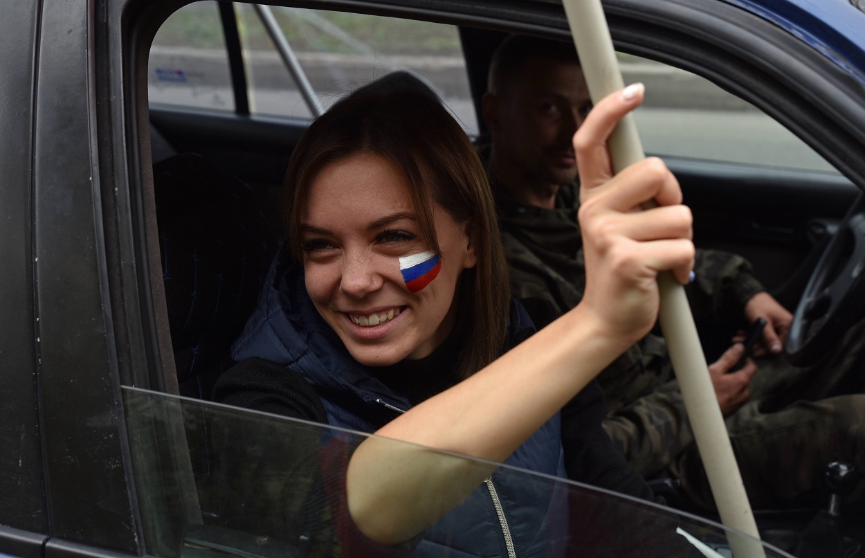 Separatiștii pro-ruși din Donețk sunt în sărbătoare. Oamenii au ieșit pe străzi și au fluturat drapelul Rusiei | GALERIE FOTO - Imaginea 3