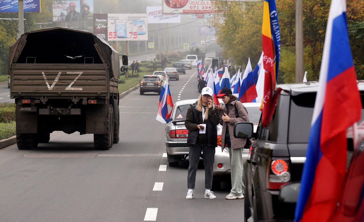 Separatiștii pro-ruși din Donețk sunt în sărbătoare. Oamenii au ieșit pe străzi și au fluturat drapelul Rusiei | GALERIE FOTO - Imaginea 4