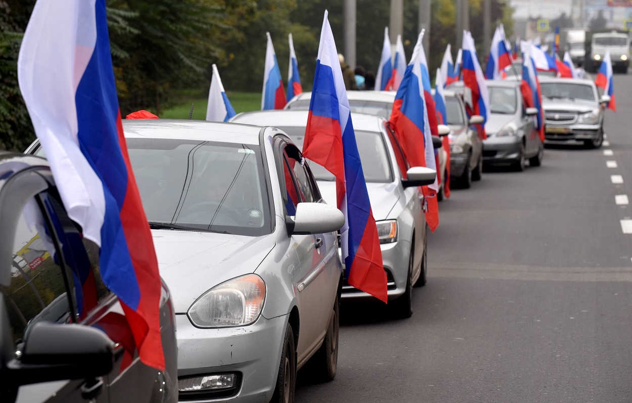 Separatiștii pro-ruși din Donețk sunt în sărbătoare. Oamenii au ieșit pe străzi și au fluturat drapelul Rusiei | GALERIE FOTO - Imaginea 6