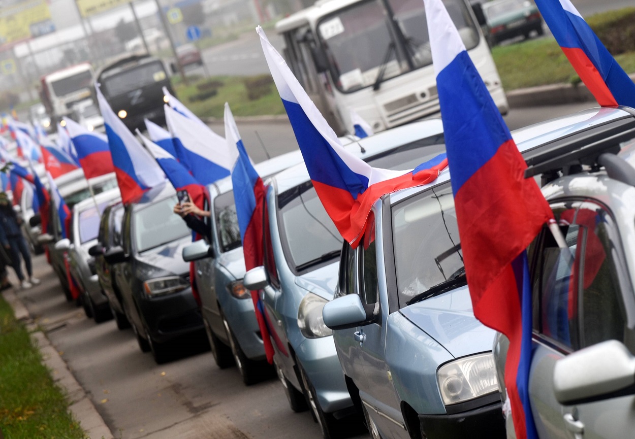 Separatiștii pro-ruși din Donețk sunt în sărbătoare. Oamenii au ieșit pe străzi și au fluturat drapelul Rusiei | GALERIE FOTO - Imaginea 7
