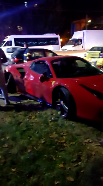 Ferrari-ul lui Tzancă Uraganu, implicat într-un accident în Bragadiru. Fratele său, Miraj Tzunami, se afla în mașină - Imaginea 2