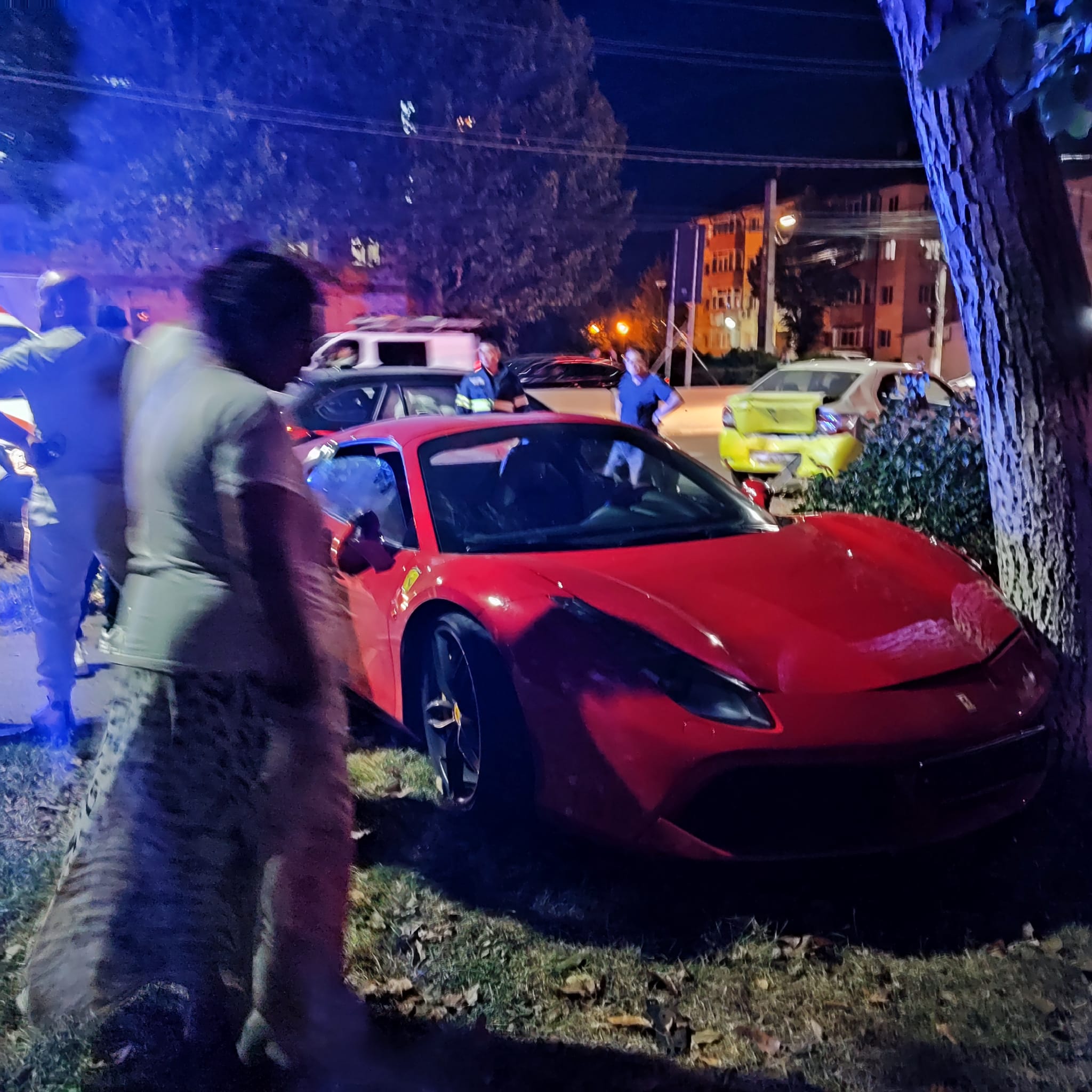 Ferrari-ul lui Tzancă Uraganu, implicat într-un accident în Bragadiru. Fratele său, Miraj Tzunami, se afla în mașină - Imaginea 1